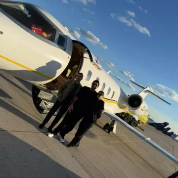 didem-soydan-ve-oncu-sonmez-ozel-jetle-londra-ya-19084536_2807_amp Private Jet Getaway to London: Didem Soydan and Öncü Sönmez’s Luxurious Trip!